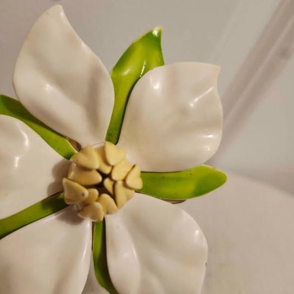 Vintage Sarah Coventry "Polynesian" Enamel Flower Brooch Pin (1967) - Picture 2 of 9